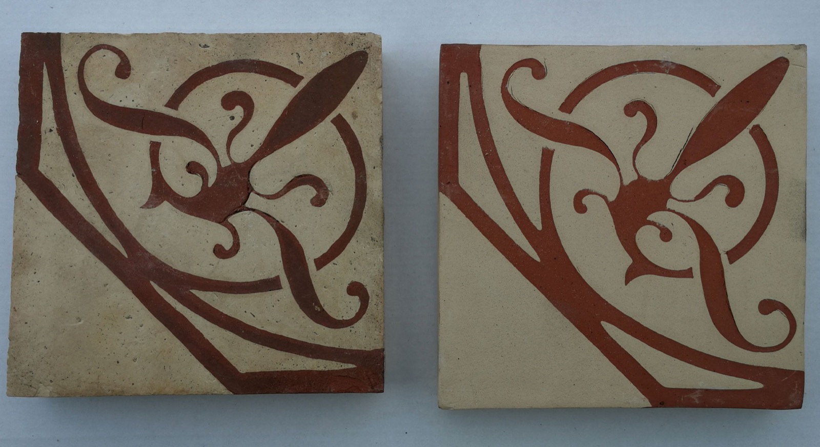 Détail du sol de la sacristie montrant l'usure et les carreaux manquants.