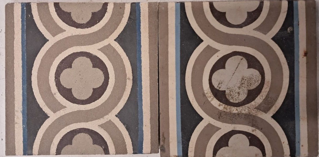 Comparaison entre un carreau de grès cérame reproduit à l'atelier et un carreau d'origine usé.