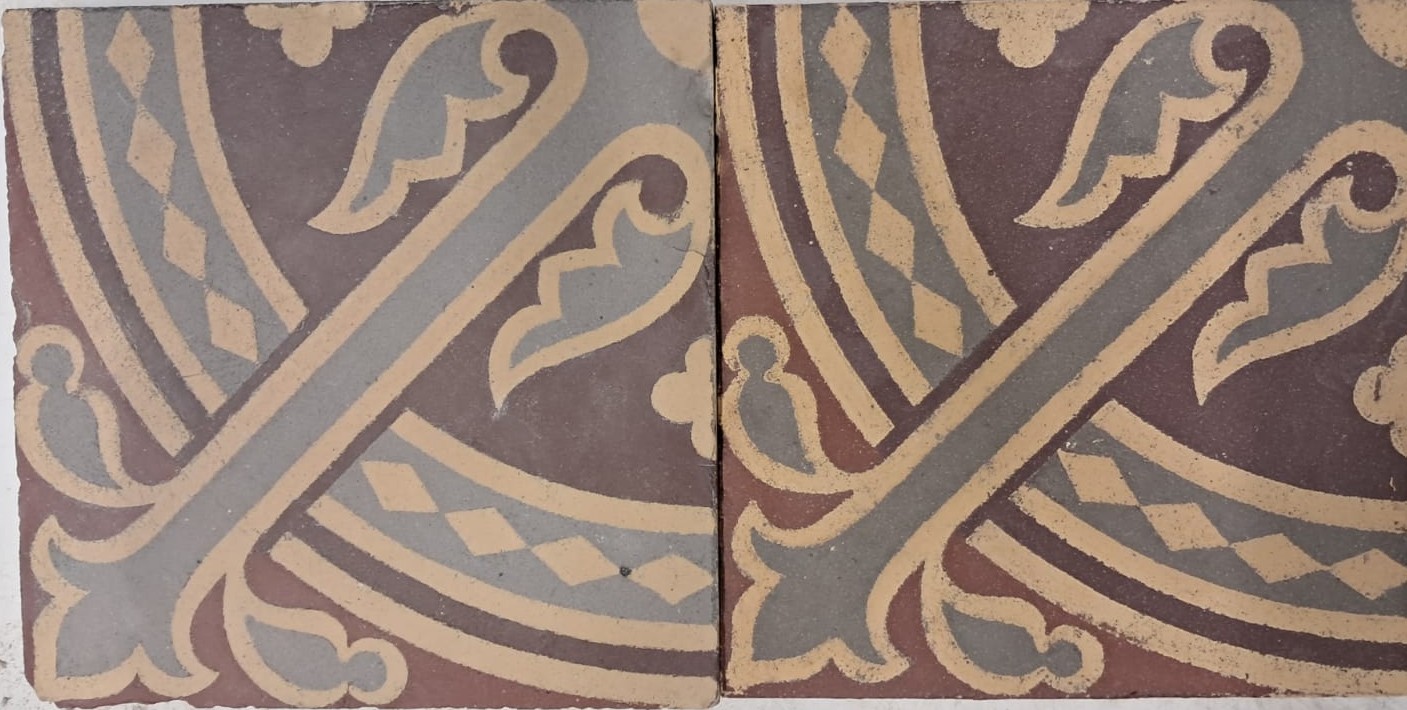 Carreaux de grès cérame Art nouveau à motifs de quatre-feuilles et bandes colorées.