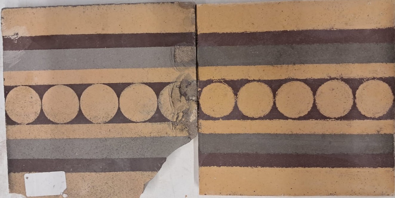 Détail de carreaux de grès cérame reproduits, teintes beige, gris et bleu.