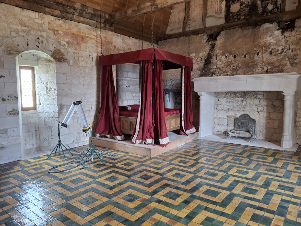 Pavement de carreaux émaillés du manoir d'Agnès Sorel en cours de restauration.
