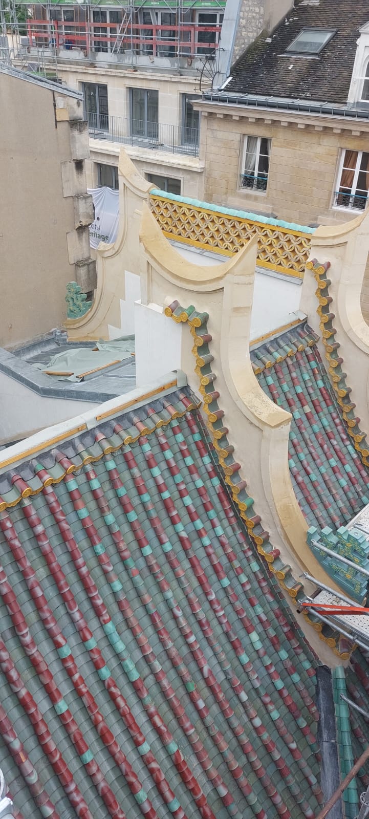 Détail de la toiture de La Pagode : rangs de tuiles vernissées et ornement de rive.