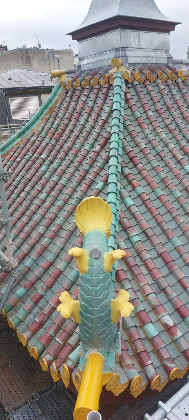 Angle de la toiture de La Pagode avec un dragon sculpté en bout de faîtage.