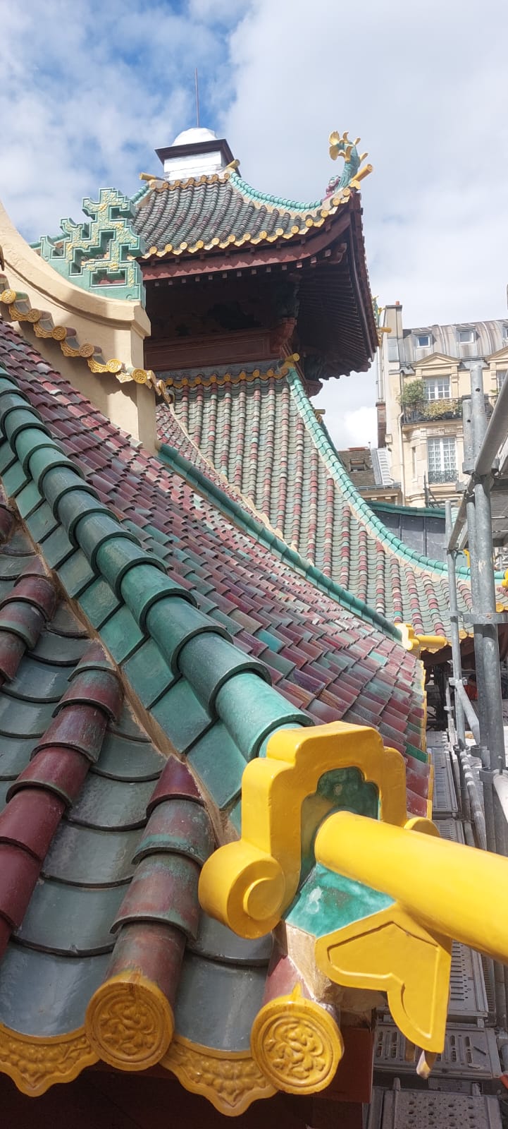 Vue rapprochée de la charpente et des tuiles vernissées de La Pagode.