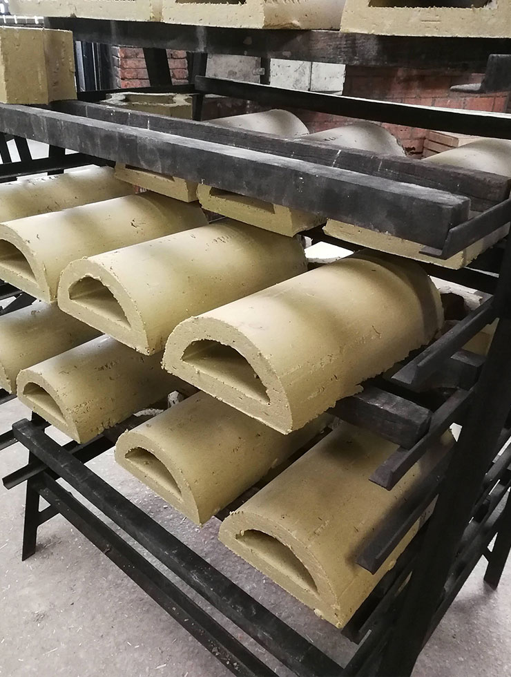 Travail des moules en plâtre à l'atelier de céramique.